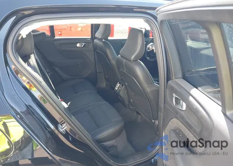 2024 Volvo Xc40 B5 Plus Dark Theme z USA, uszkodzony, nr VIN YV4L12ULXR2326994